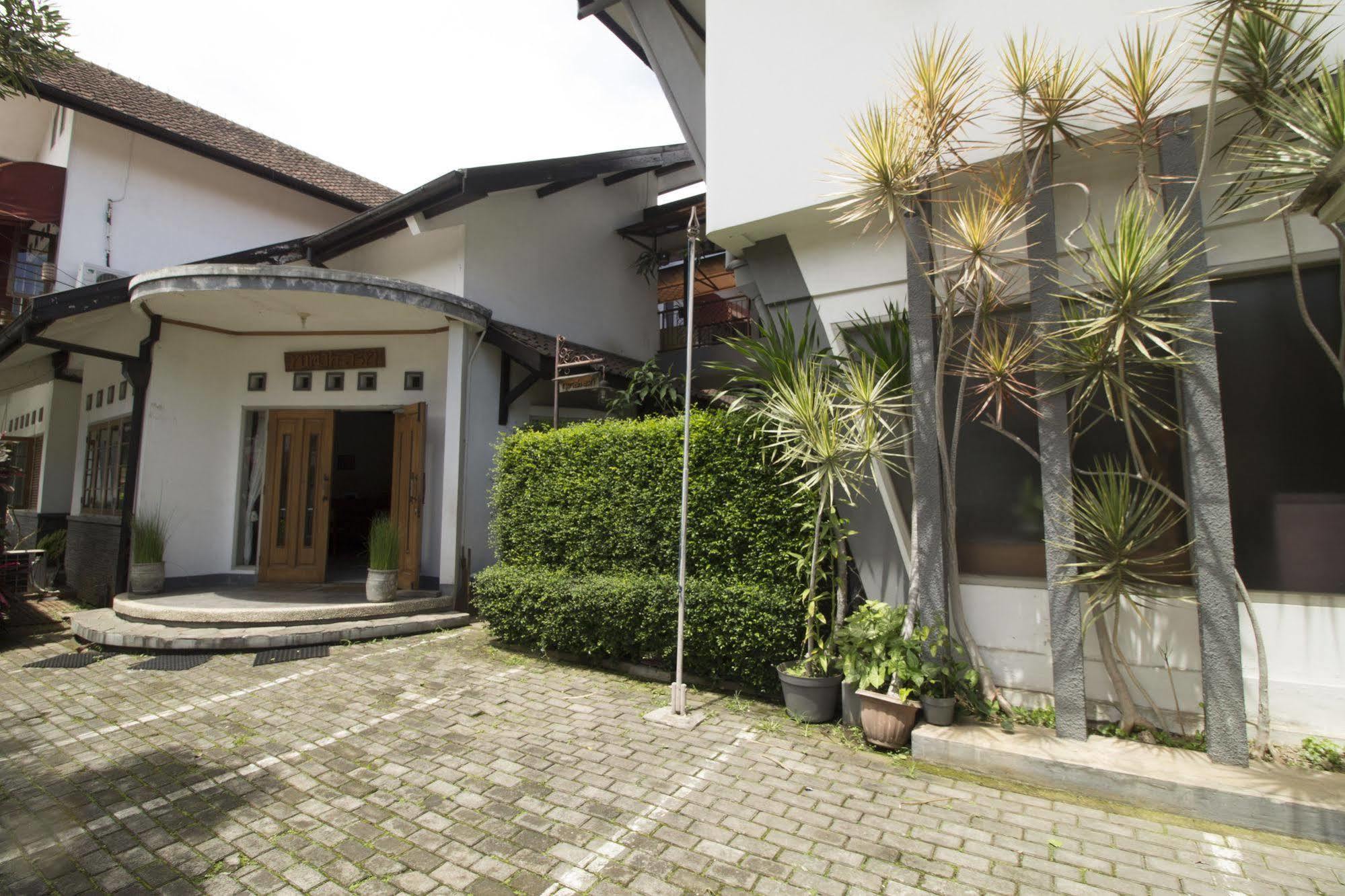 Reddoorz @ Setrasari Hotel Bandung Bagian luar foto